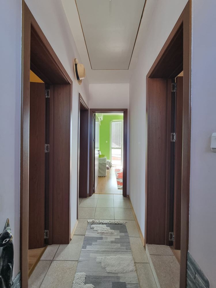 Wunderschönes zweistöckiges Haus mit Garten, Garage und moderner Heizung in Kosharitsa