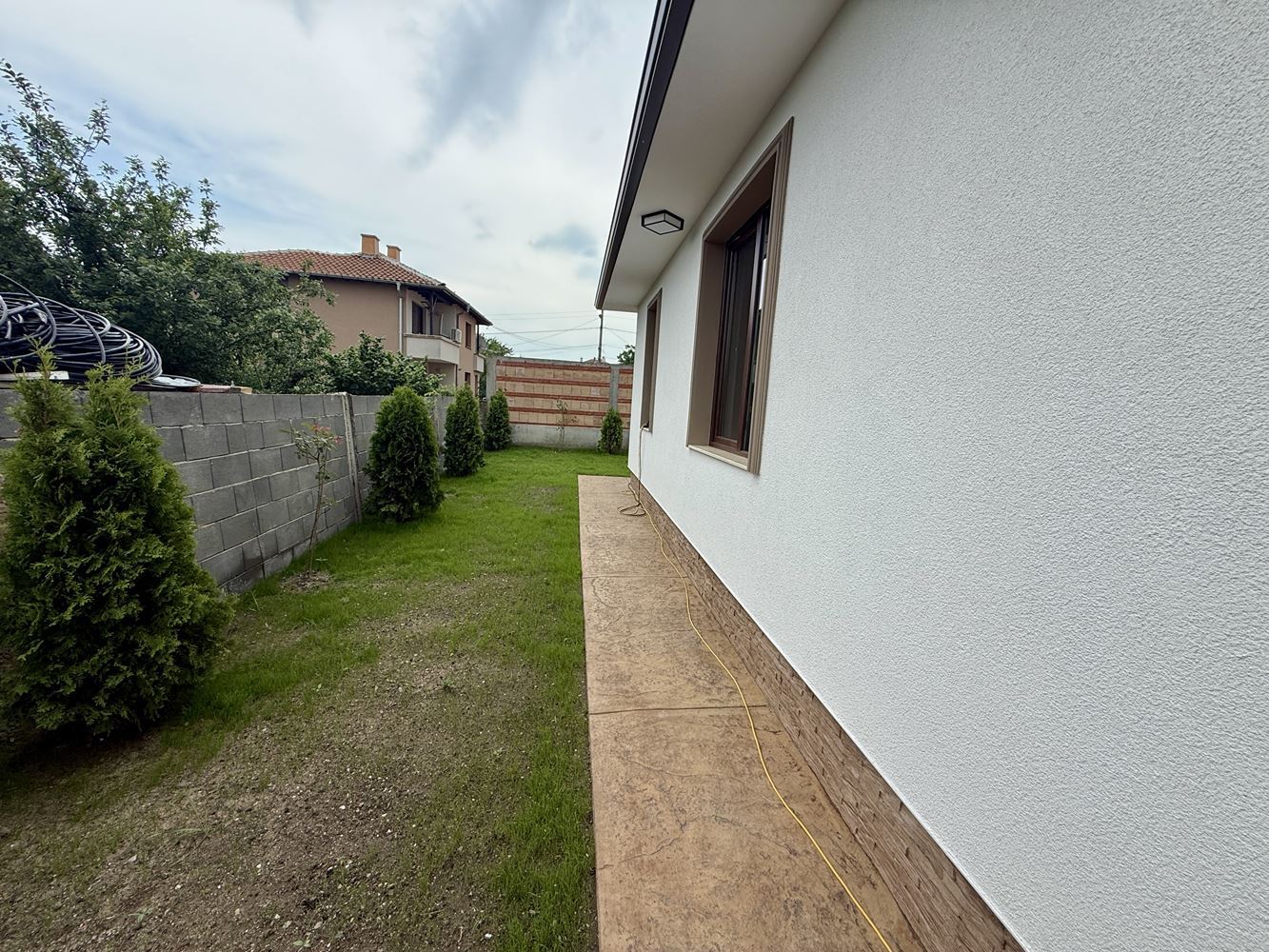 Neues eingeschossiges Haus mit drei Schlafzimmern und eigenem Garten – Komfort, Ruhe und Qualität nahe Sonnenstrand