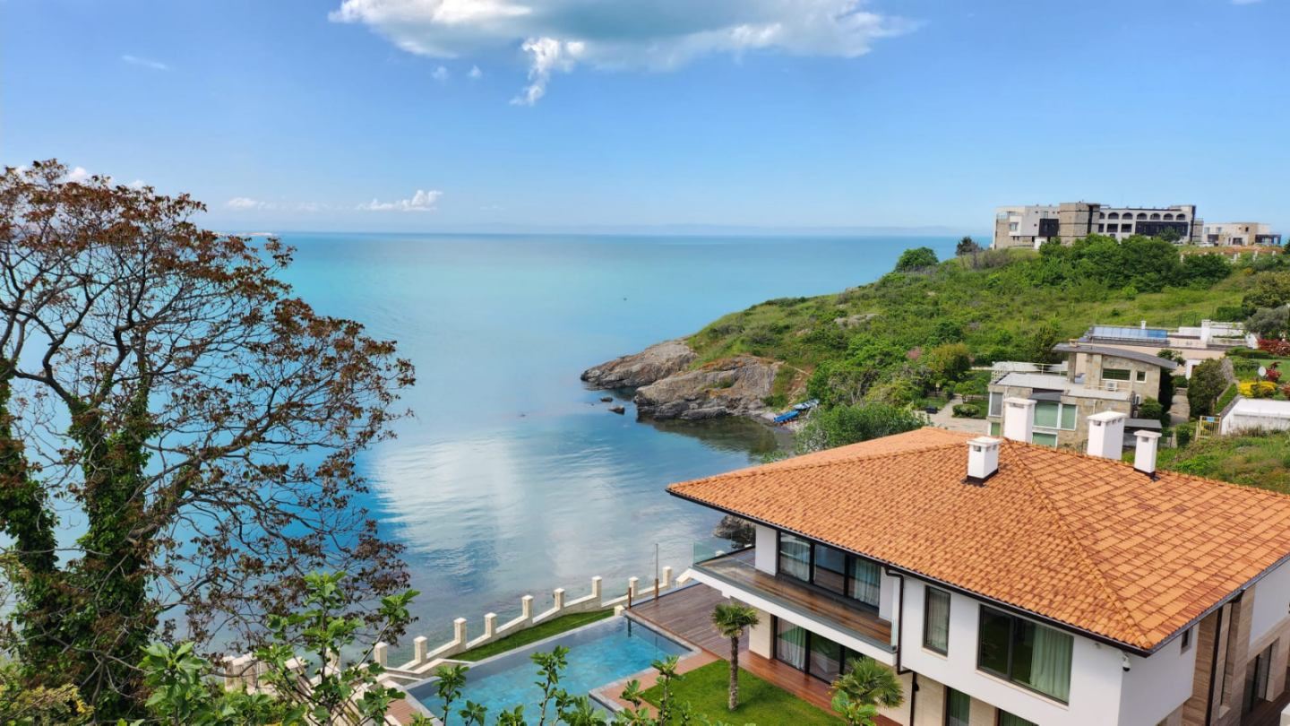 Wunderschönes dreistöckiges Haus in erster Meereslinie in Sosopol mit Panoramablick auf die Paradiesbucht