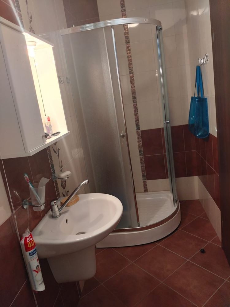 Geräumiges dreistöckiges Einfamilienhaus im Zentrum von Ravda – Komfort, Prestige und vollständige Unabhängigkeit