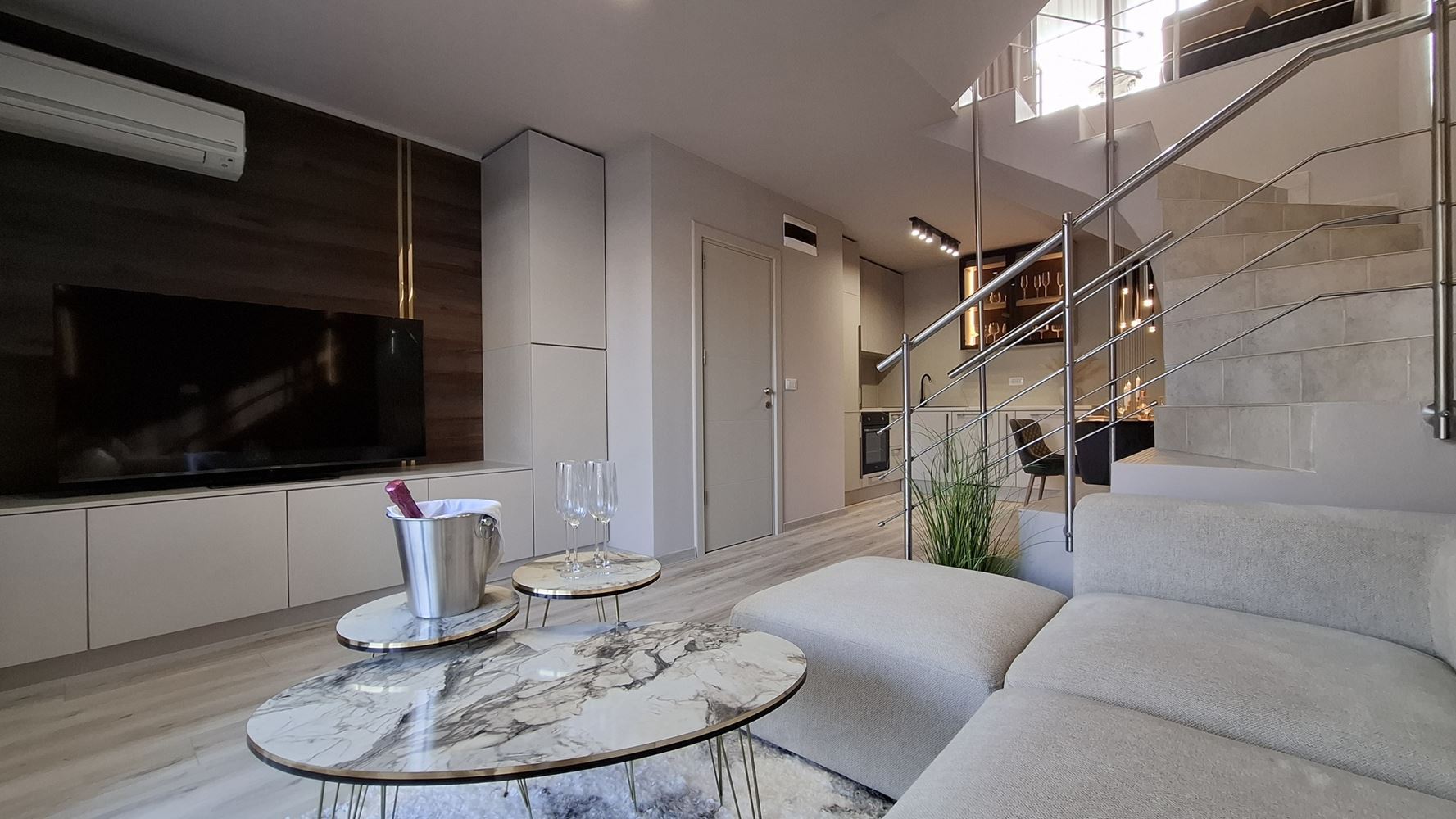Luxuriöses dreistöckiges Townhouse nur 50 Meter vom Strand entfernt – brandneues Zuhause mit modernem Interieur und höchstem Komfort