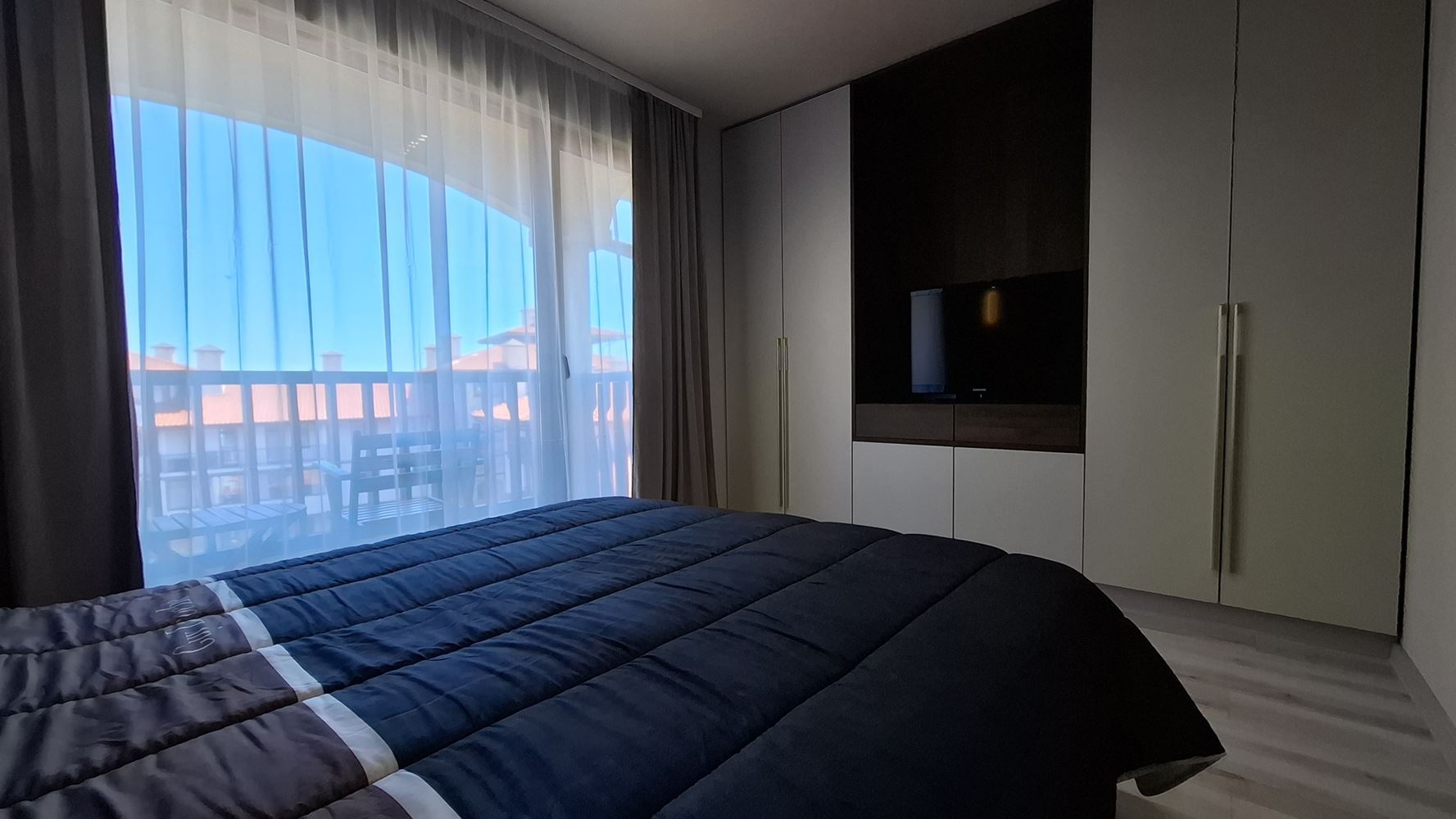 Luxuriöses dreistöckiges Townhouse nur 50 Meter vom Strand entfernt – brandneues Zuhause mit modernem Interieur und höchstem Komfort