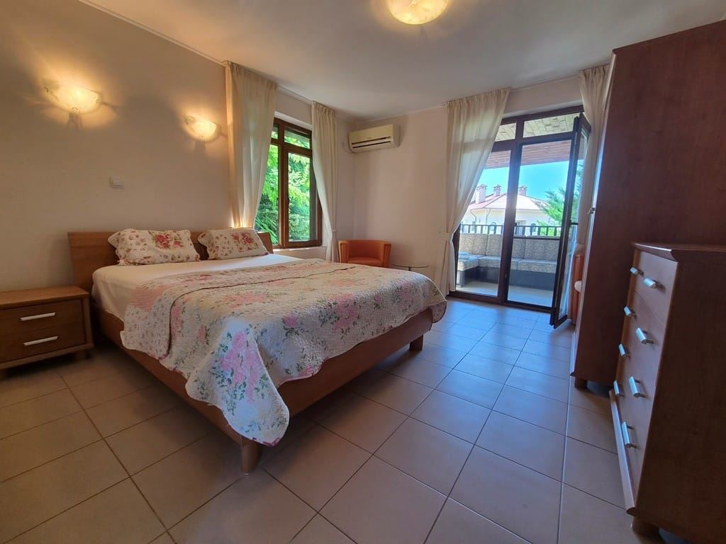Geräumiges Townhouse in einer Boutique-Wohnanlage – vollständig möbliert, nahe am Meer und mit niedrigen Betriebskosten