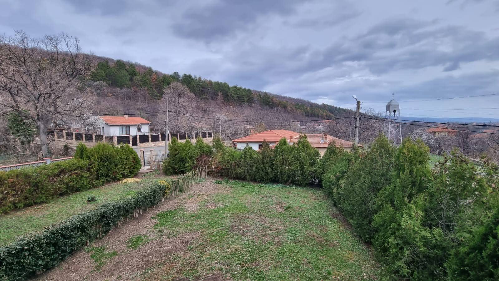Zweistöckiges Einfamilienhaus im Dorf Goritsa – komplett renoviertes Zuhause mit Garten und wunderschöner Veranda