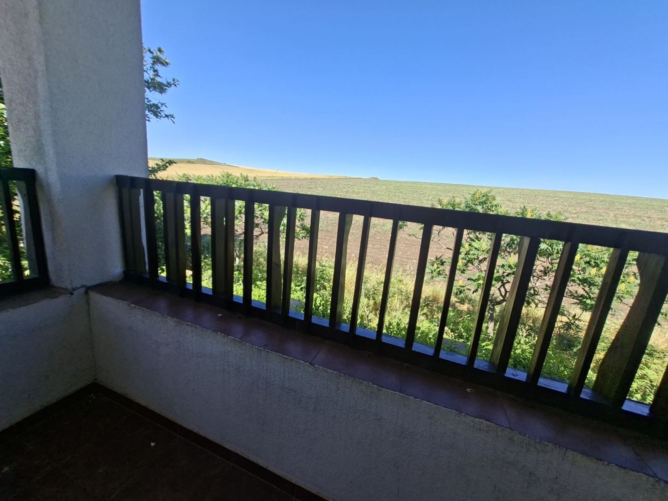 Zweistöckiges Haus mit Meerblick, eigenem Garten und Stellplatz in einer geschlossenen Wohnanlage