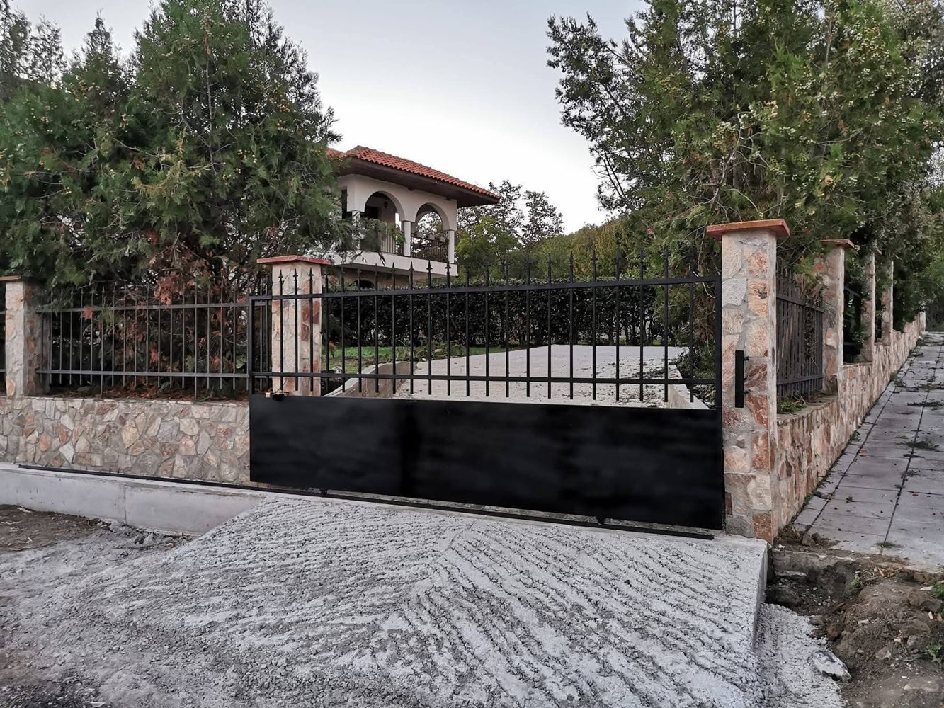 Zweistöckiges Einfamilienhaus im Dorf Goritsa – komplett renoviertes Zuhause mit Garten und wunderschöner Veranda