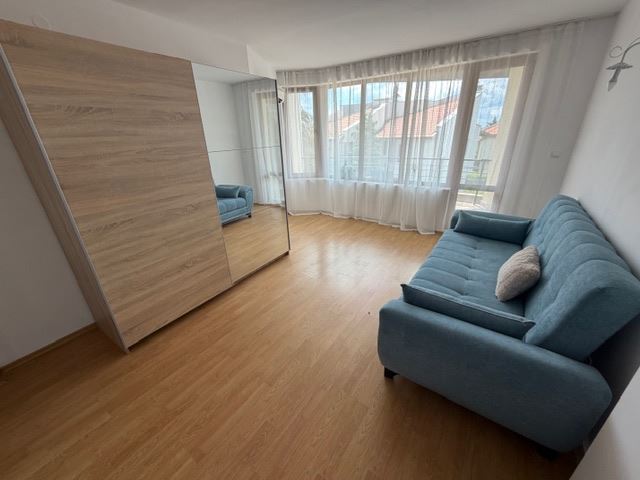 Zweigeschossiges Haus mit Garten in einer geschlossenen Anlage nahe Sonnenstrand – Ruhe, Grün und Komfort
