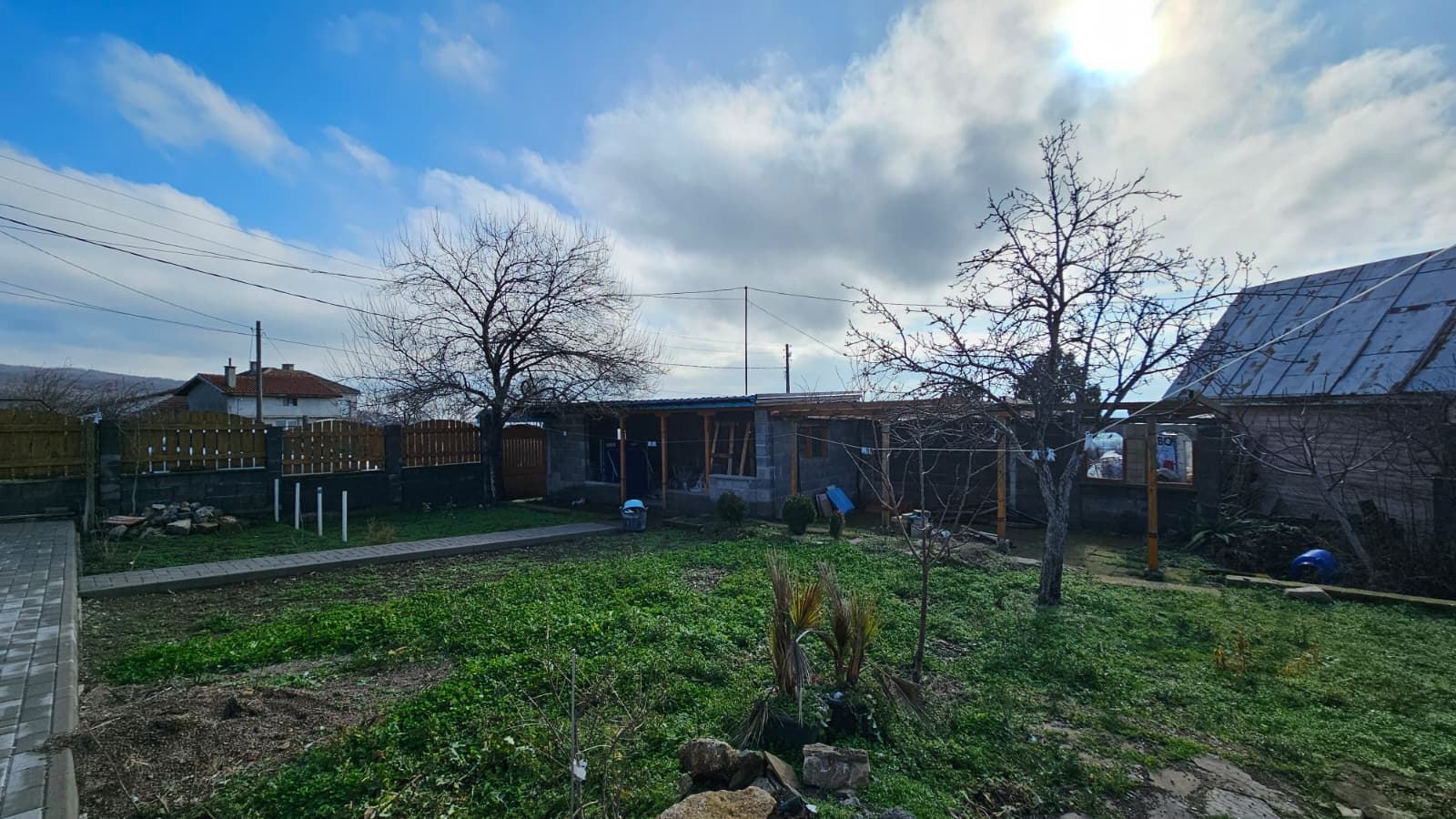 Außergewöhnliches einstöckiges Haus mit großzügigem Garten im ruhigen Dorf Kosharitsa