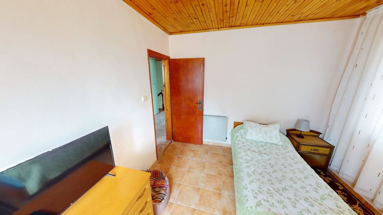 Zweigeschossiges Haus im Dorf Poroy – Ruhe, Raum und Komfort in Meeresnähe