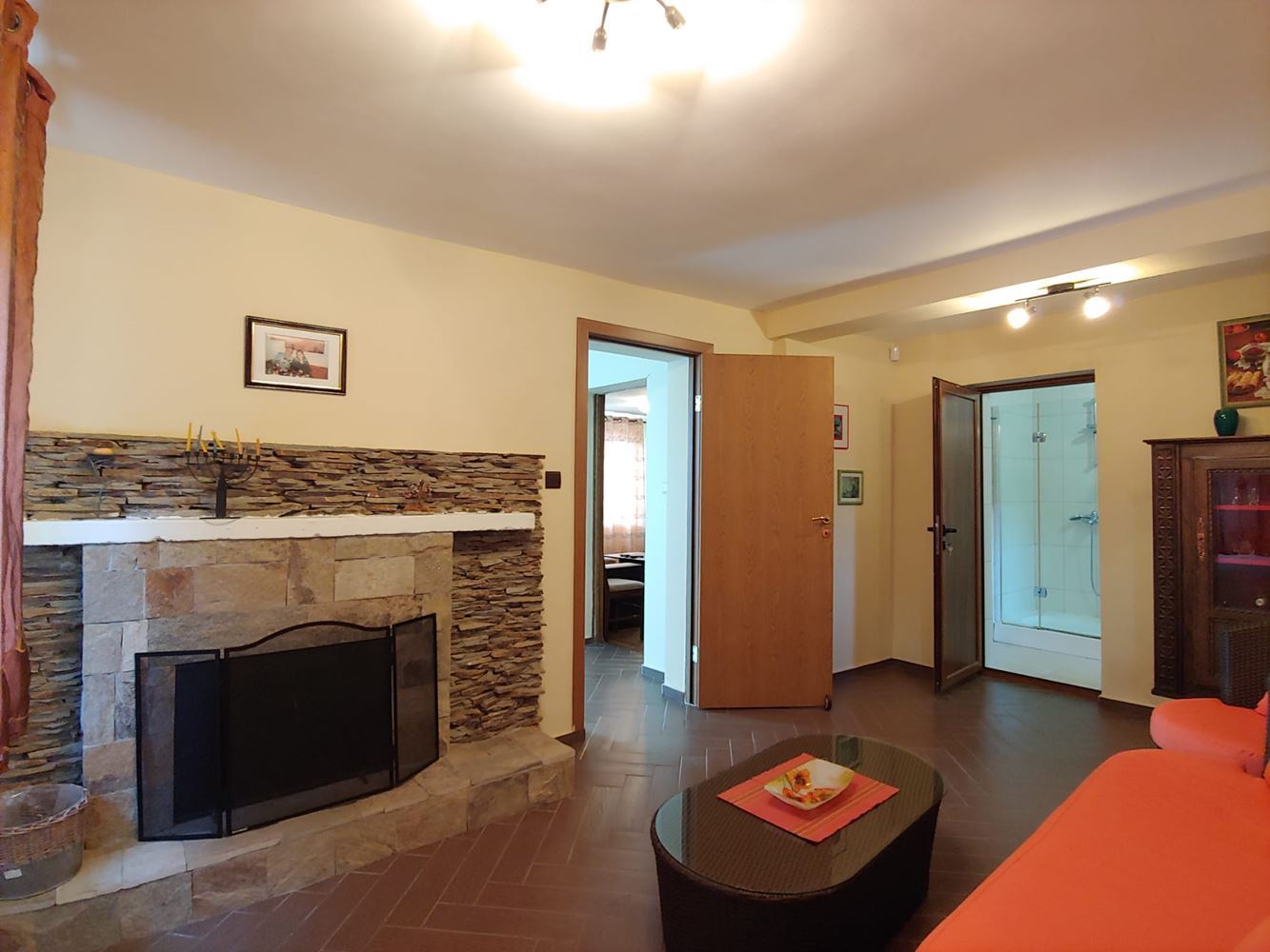 Geräumiges zweistöckiges Haus mit großem Grundstück, Kamin, Sauna und Whirlpool im Dorf Drachevo