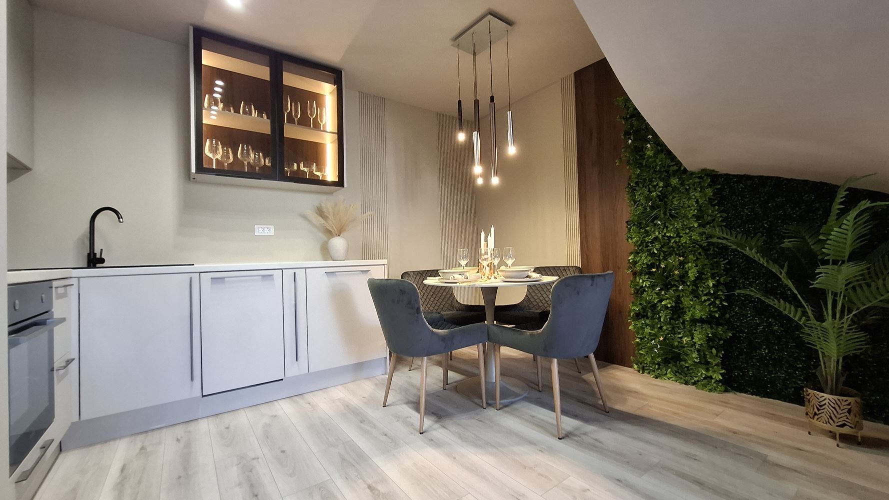 Luxuriöses dreistöckiges Townhouse nur 50 Meter vom Strand entfernt – brandneues Zuhause mit modernem Interieur und höchstem Komfort