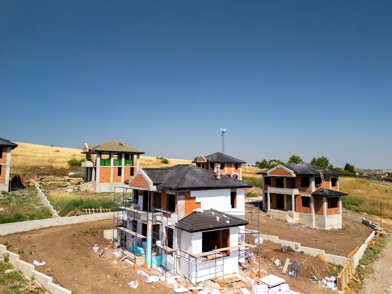 Neues Einfamilienhaus mit eigenem Garten, Stellplatz und ohne Instandhaltungsgebühr im Dorf Cherni Vrah