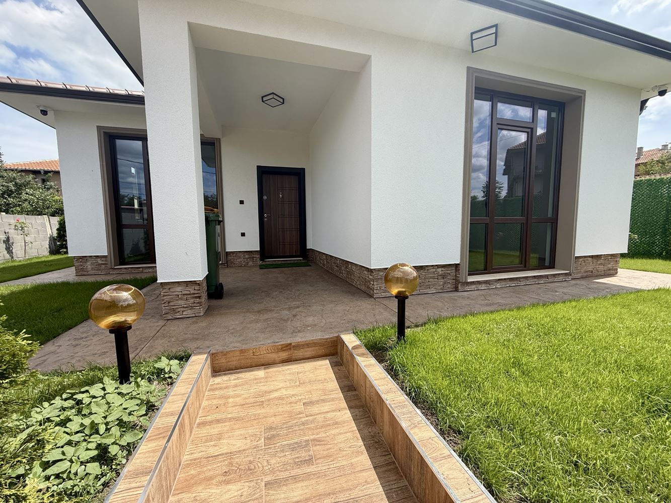 Neues eingeschossiges Haus mit drei Schlafzimmern und eigenem Garten – Komfort, Ruhe und Qualität nahe Sonnenstrand