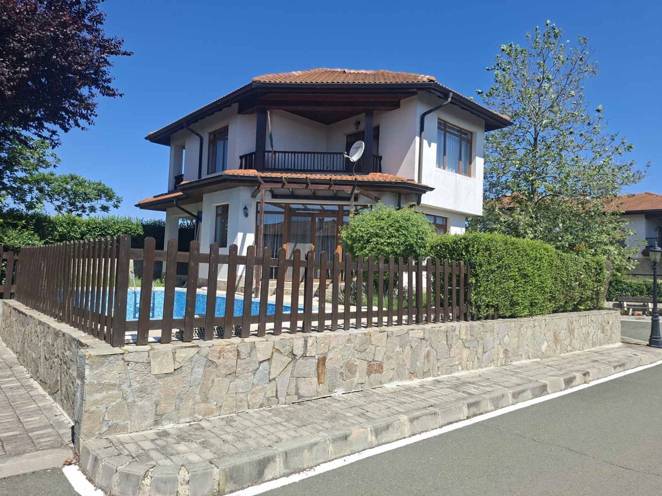 Zweistöckiges Haus mit Meerblick, eigenem Garten und Stellplatz in einer geschlossenen Wohnanlage