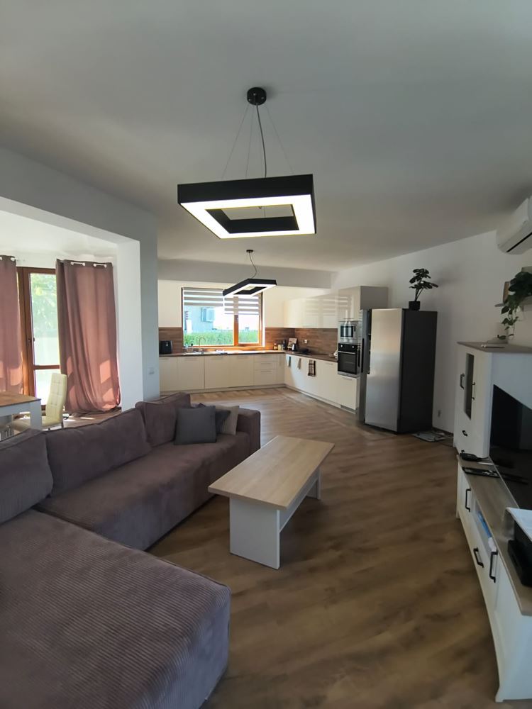 Zweistöckiges Haus mit Swimmingpool und eigenem Garten mit Stellplatz in Aheloy – vollständig möbliert und bezugsfertig