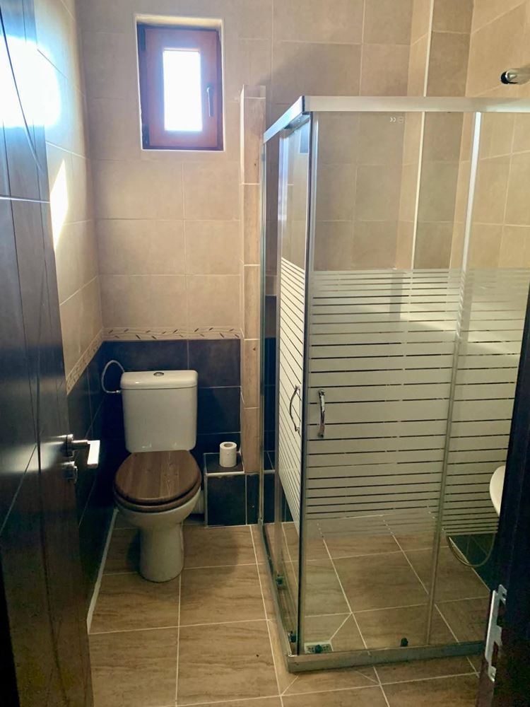 Zweistöckiges Einfamilienhaus im Dorf Goritsa – komplett renoviertes Zuhause mit Garten und wunderschöner Veranda