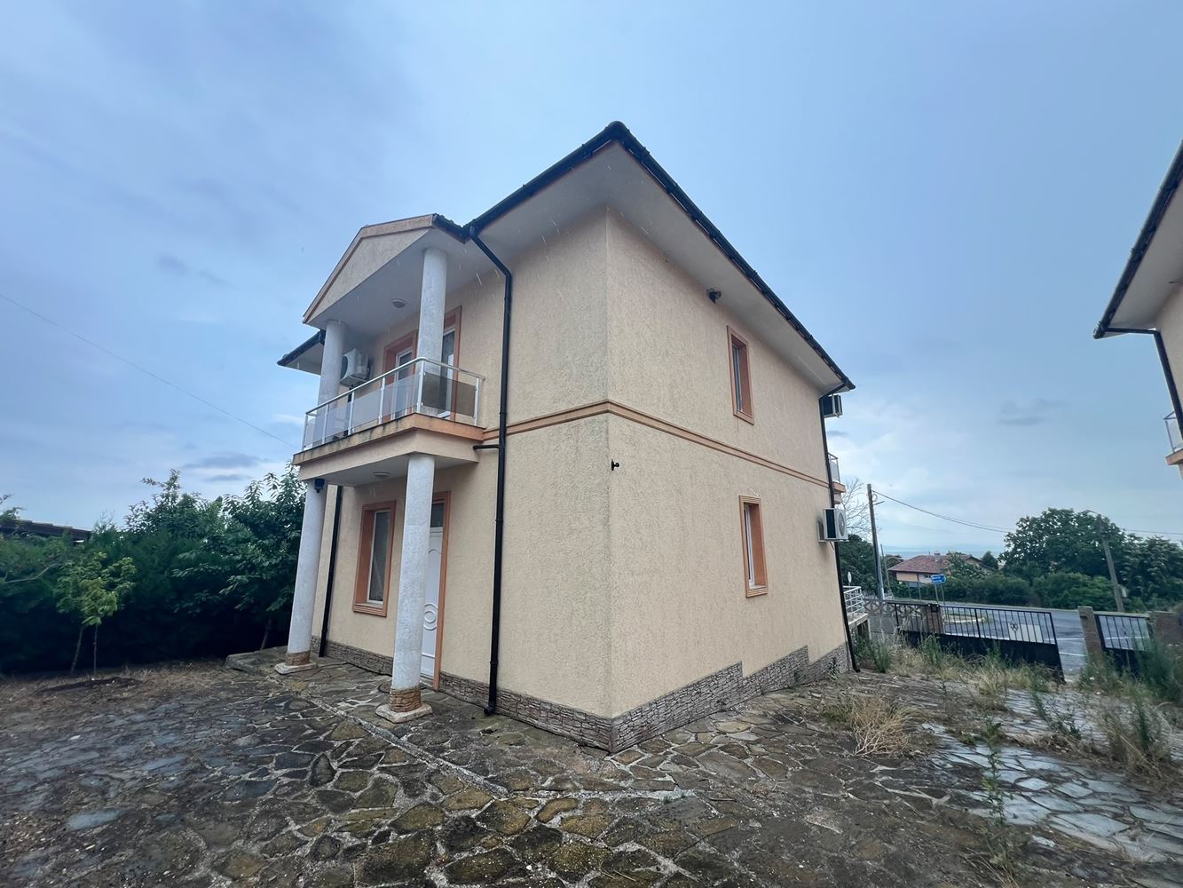 Freistehendes zweistöckiges Haus in Kableshkovo – vollständig möbliert und bezugsfertig
