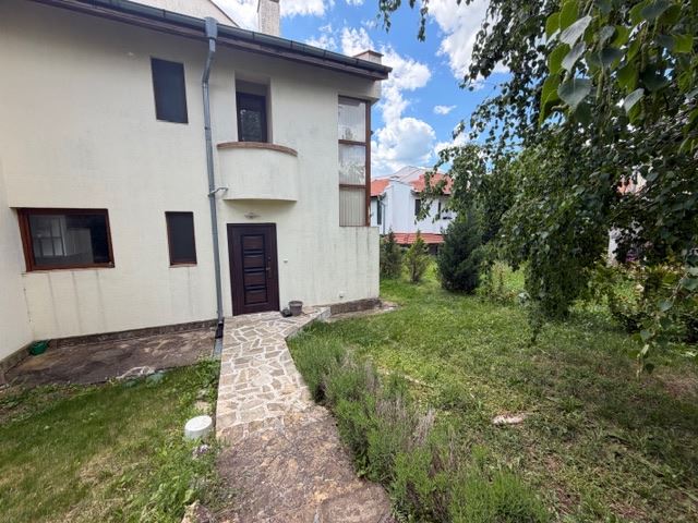 Zweigeschossiges Haus mit Garten in einer geschlossenen Anlage nahe Sonnenstrand – Ruhe, Grün und Komfort
