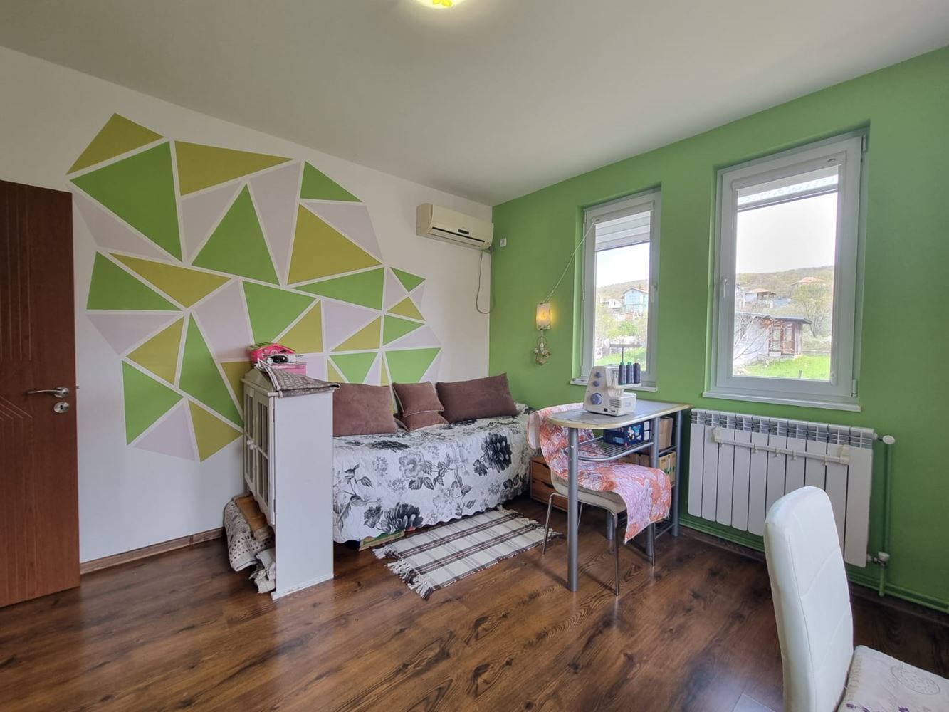 Wunderschönes zweistöckiges Haus mit Garten, Garage und moderner Heizung in Kosharitsa
