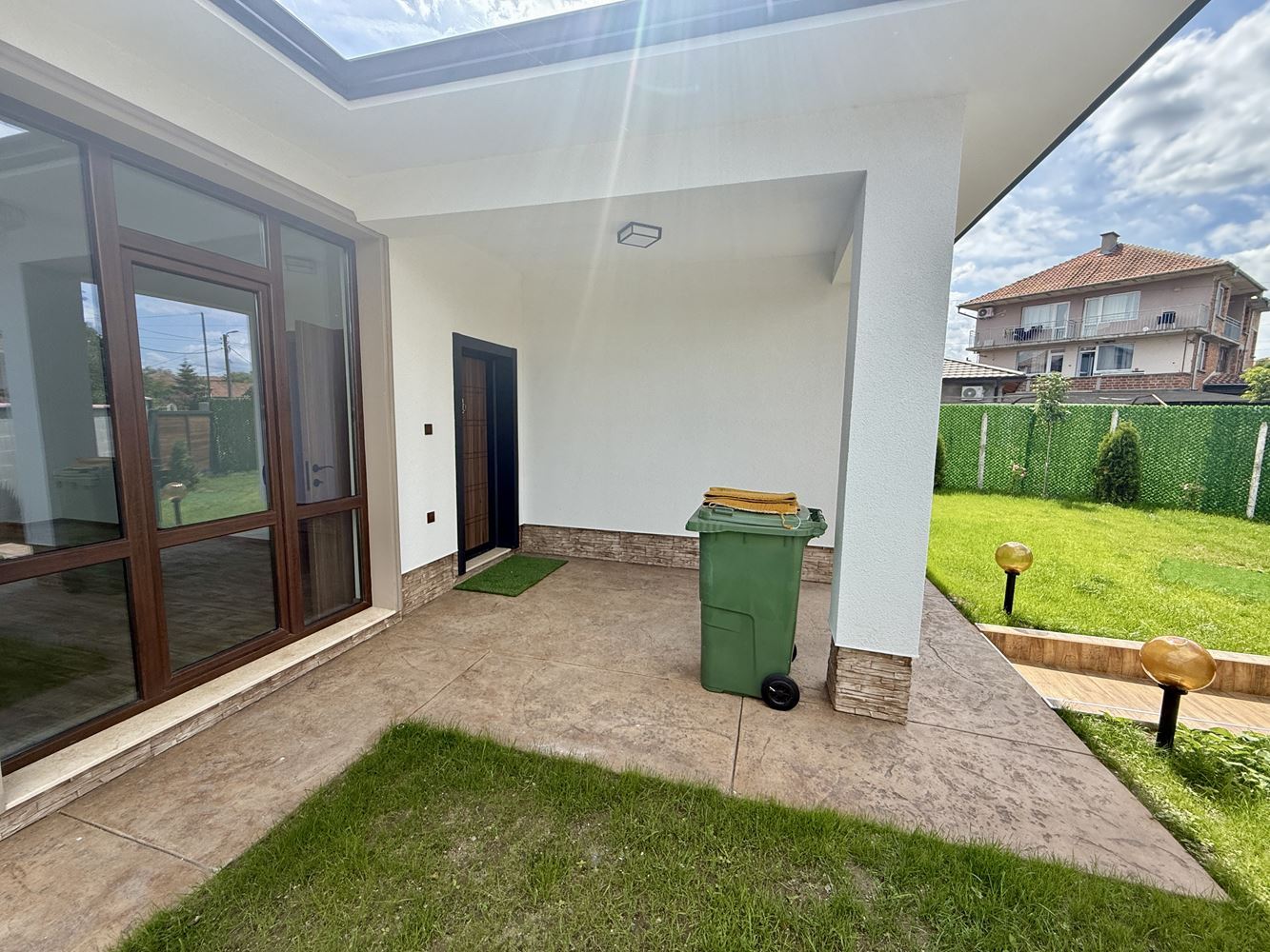 Neues eingeschossiges Haus mit drei Schlafzimmern und eigenem Garten – Komfort, Ruhe und Qualität nahe Sonnenstrand