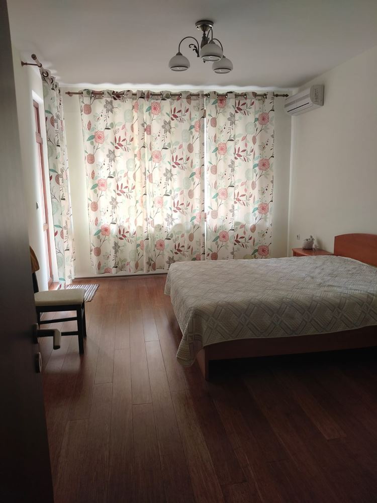 Geräumiges dreistöckiges Einfamilienhaus im Zentrum von Ravda – Komfort, Prestige und vollständige Unabhängigkeit