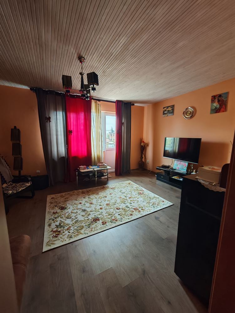Freistehendes zweistöckiges Haus mit großem Garten und Weinberg im Dorf Poroy – Raum, Komfort und Ruhe