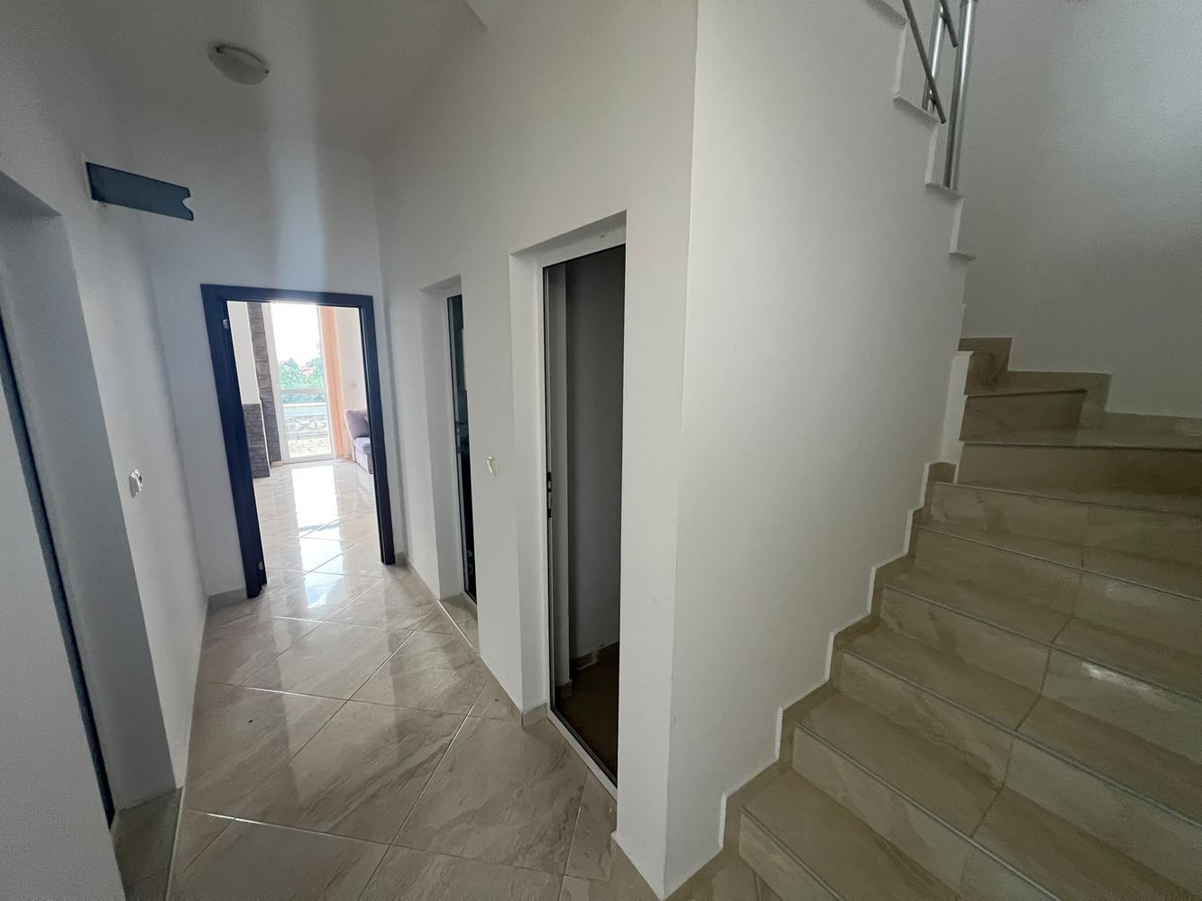Freistehendes zweistöckiges Haus in Kableshkovo – vollständig möbliert und bezugsfertig