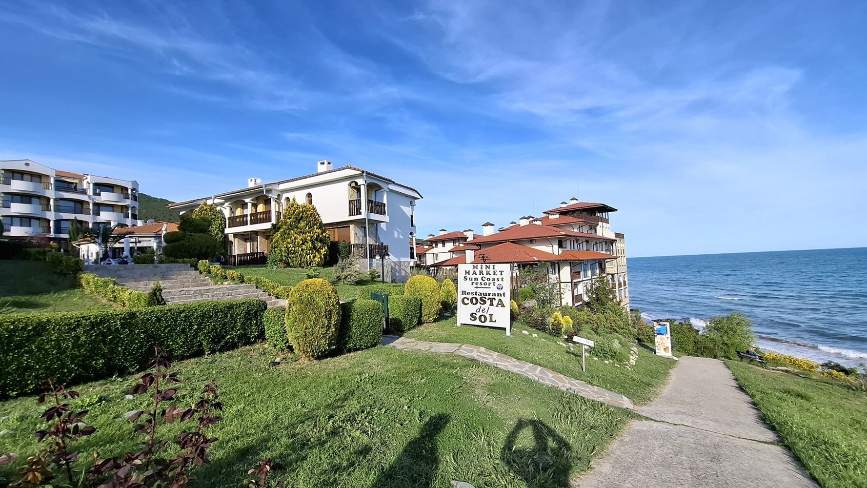 Luxuriöses dreistöckiges Townhouse nur 50 Meter vom Strand entfernt – brandneues Zuhause mit modernem Interieur und höchstem Komfort