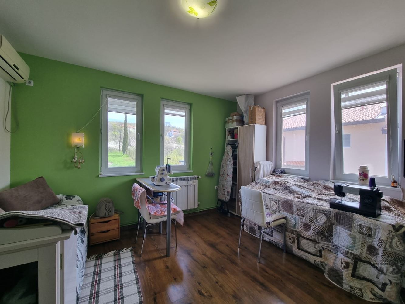 Wunderschönes zweistöckiges Haus mit Garten, Garage und moderner Heizung in Kosharitsa