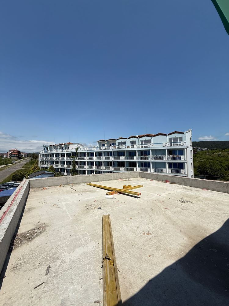 Luxuriöses geräumiges Haus mit Panoramaterrassen und eigenem Garten in einer modernen Anlage am Meer