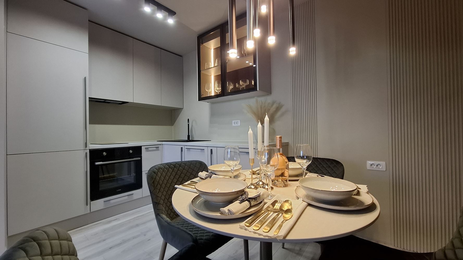 Luxuriöses dreistöckiges Townhouse nur 50 Meter vom Strand entfernt – brandneues Zuhause mit modernem Interieur und höchstem Komfort