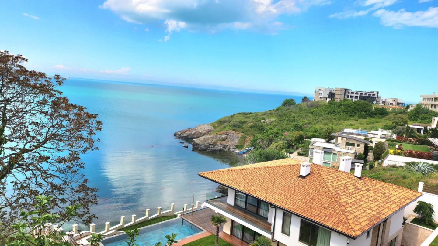 Wunderschönes dreistöckiges Haus in erster Meereslinie in Sosopol mit Panoramablick auf die Paradiesbucht
