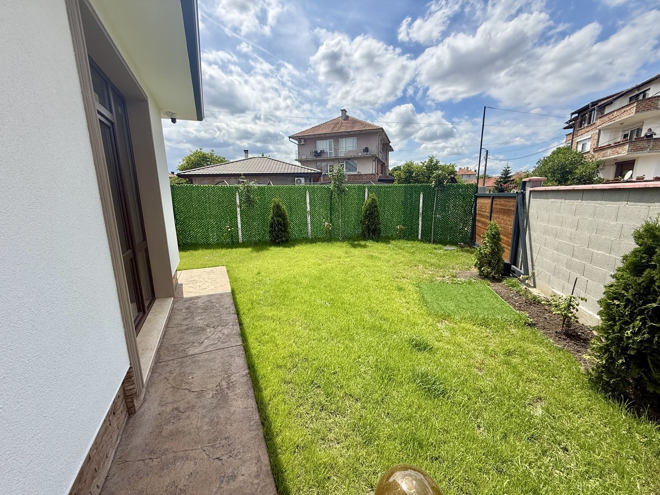 Neues eingeschossiges Haus mit drei Schlafzimmern und eigenem Garten – Komfort, Ruhe und Qualität nahe Sonnenstrand