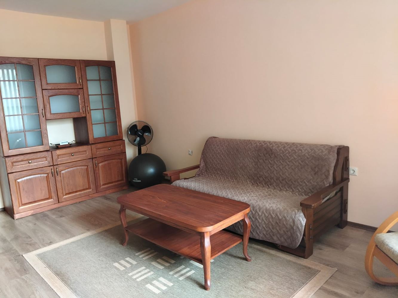 Geräumiges dreistöckiges Einfamilienhaus im Zentrum von Ravda – Komfort, Prestige und vollständige Unabhängigkeit