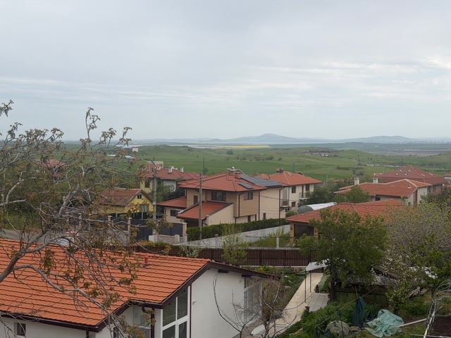 Dreistöckiges Reihenhaus in Banevo – moderne Bauweise, Hof und zwei Parkplätze