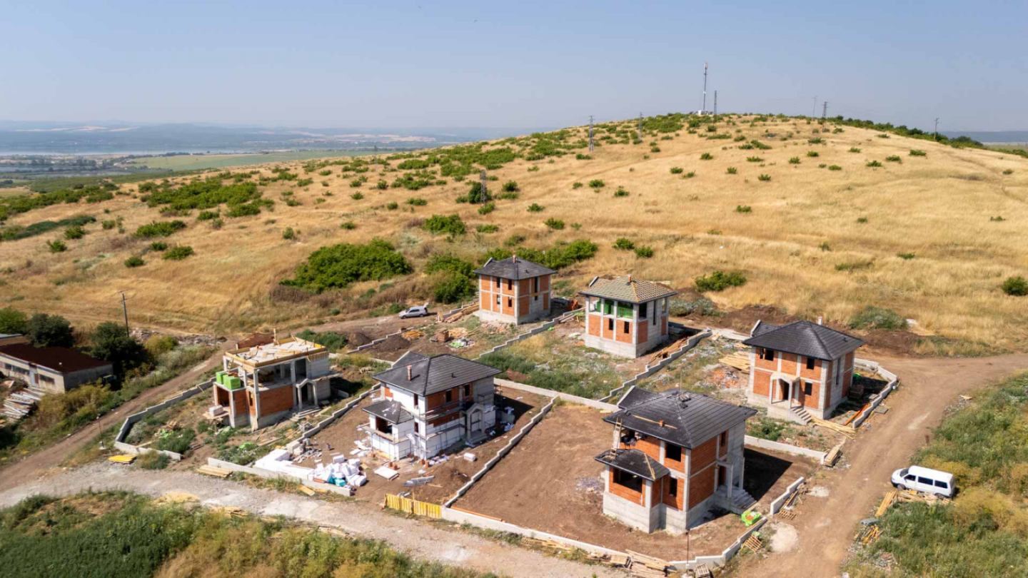 Neues Einfamilienhaus mit eigenem Garten, Stellplatz und ohne Instandhaltungsgebühr im Dorf Cherni Vrah