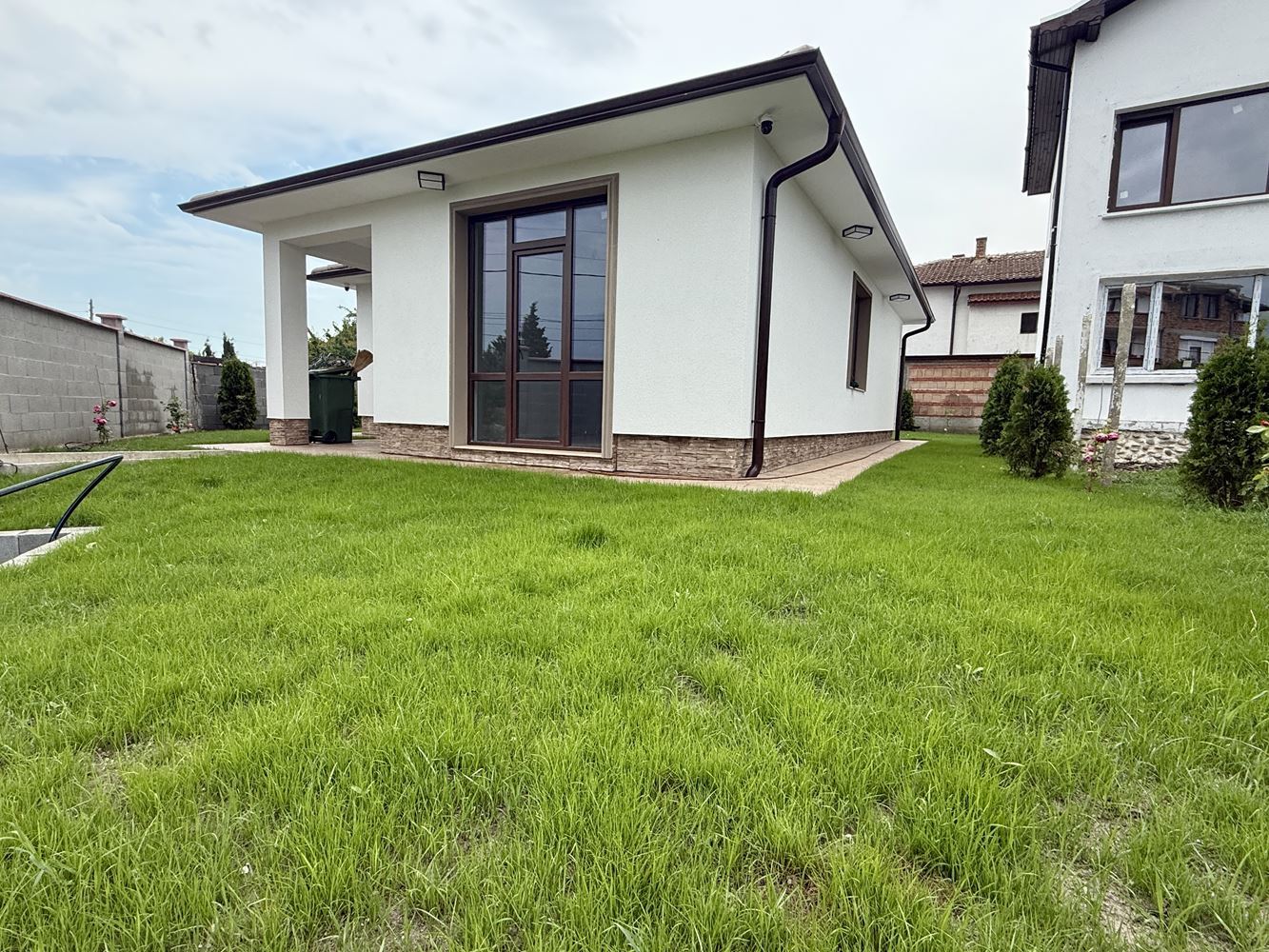 Neues eingeschossiges Haus mit drei Schlafzimmern und eigenem Garten – Komfort, Ruhe und Qualität nahe Sonnenstrand