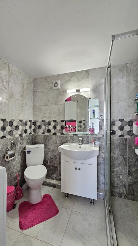 Außergewöhnliches einstöckiges Haus mit großzügigem Garten im ruhigen Dorf Kosharitsa