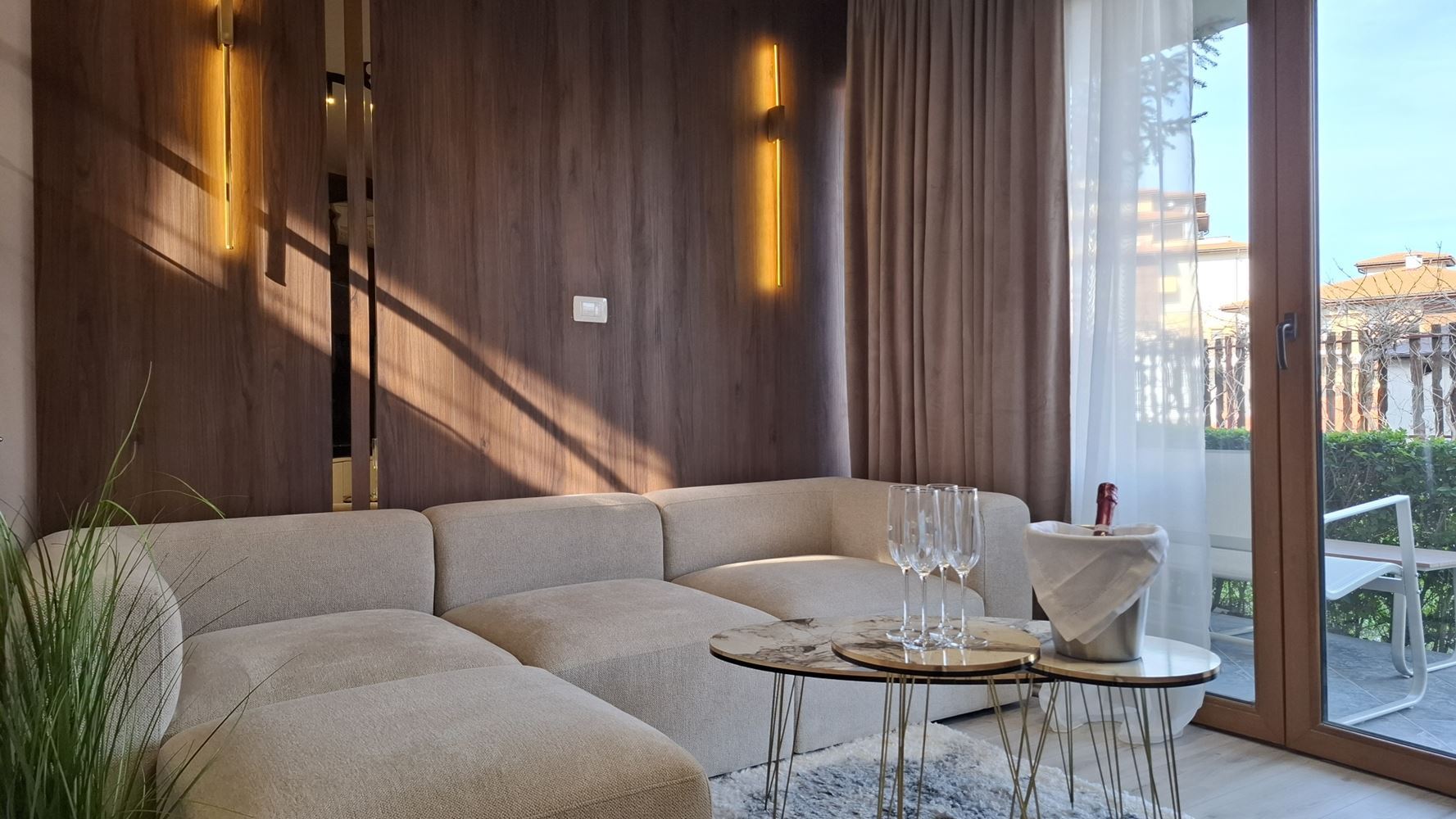 Luxuriöses dreistöckiges Townhouse nur 50 Meter vom Strand entfernt – brandneues Zuhause mit modernem Interieur und höchstem Komfort
