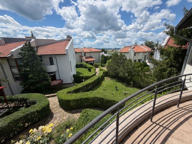Zweigeschossiges Haus mit Garten in einer geschlossenen Anlage nahe Sonnenstrand – Ruhe, Grün und Komfort