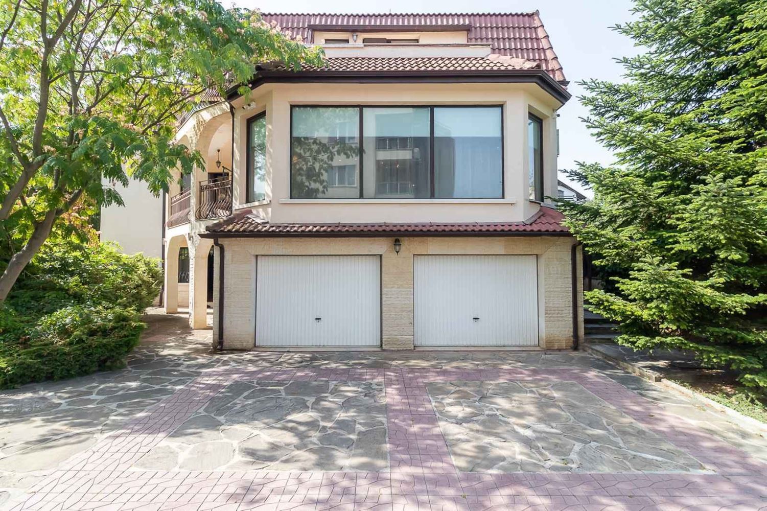 Luxuriöses Haus mit Swimmingpool, großzügigem Garten und beeindruckender Ausstattung in Varna