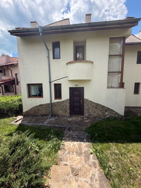 Zweigeschossiges Haus in einer modernen Anlage nahe Sonnenstrand – Komfort, Ruhe und ausgezeichnetes Wohnumfeld