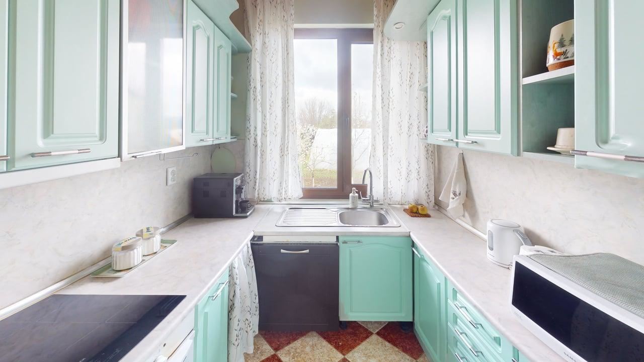 Zweigeschossiges Haus im Dorf Poroy – Ruhe, Raum und Komfort in Meeresnähe