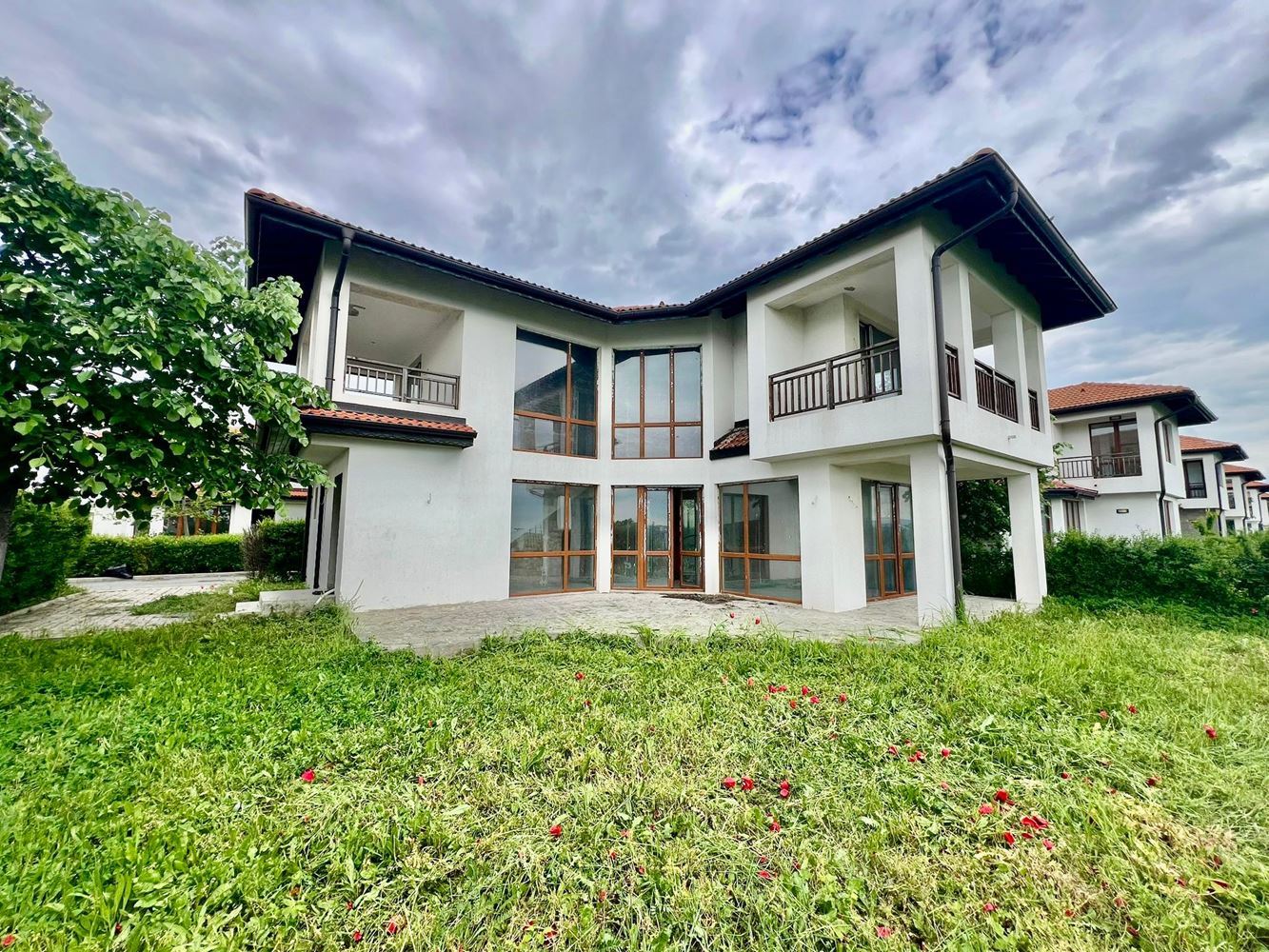 Freistehendes zweigeschossiges Haus mit Garten und Pool in einer bewachten Anlage in Aheloy