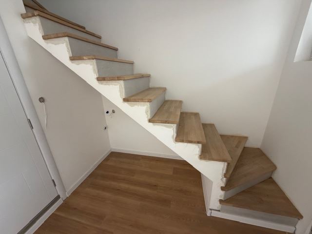 Dreistöckiges Reihenhaus in Banevo – moderne Bauweise, Hof und zwei Parkplätze