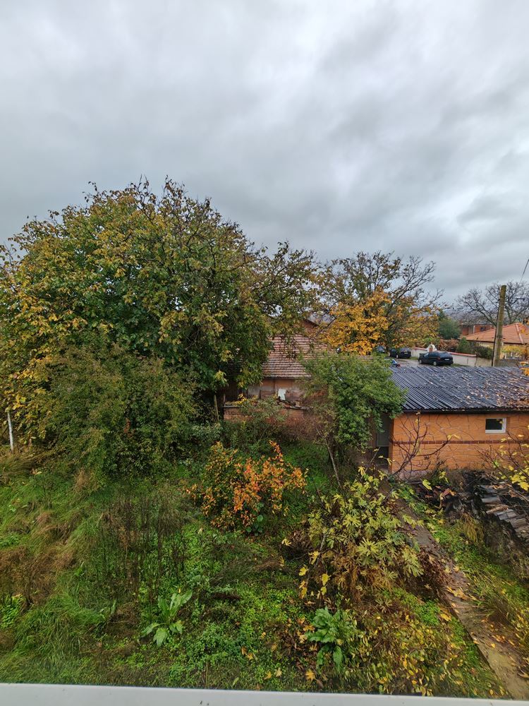 Freistehendes zweistöckiges Haus mit großem Garten und Weinberg im Dorf Poroy – Raum, Komfort und Ruhe