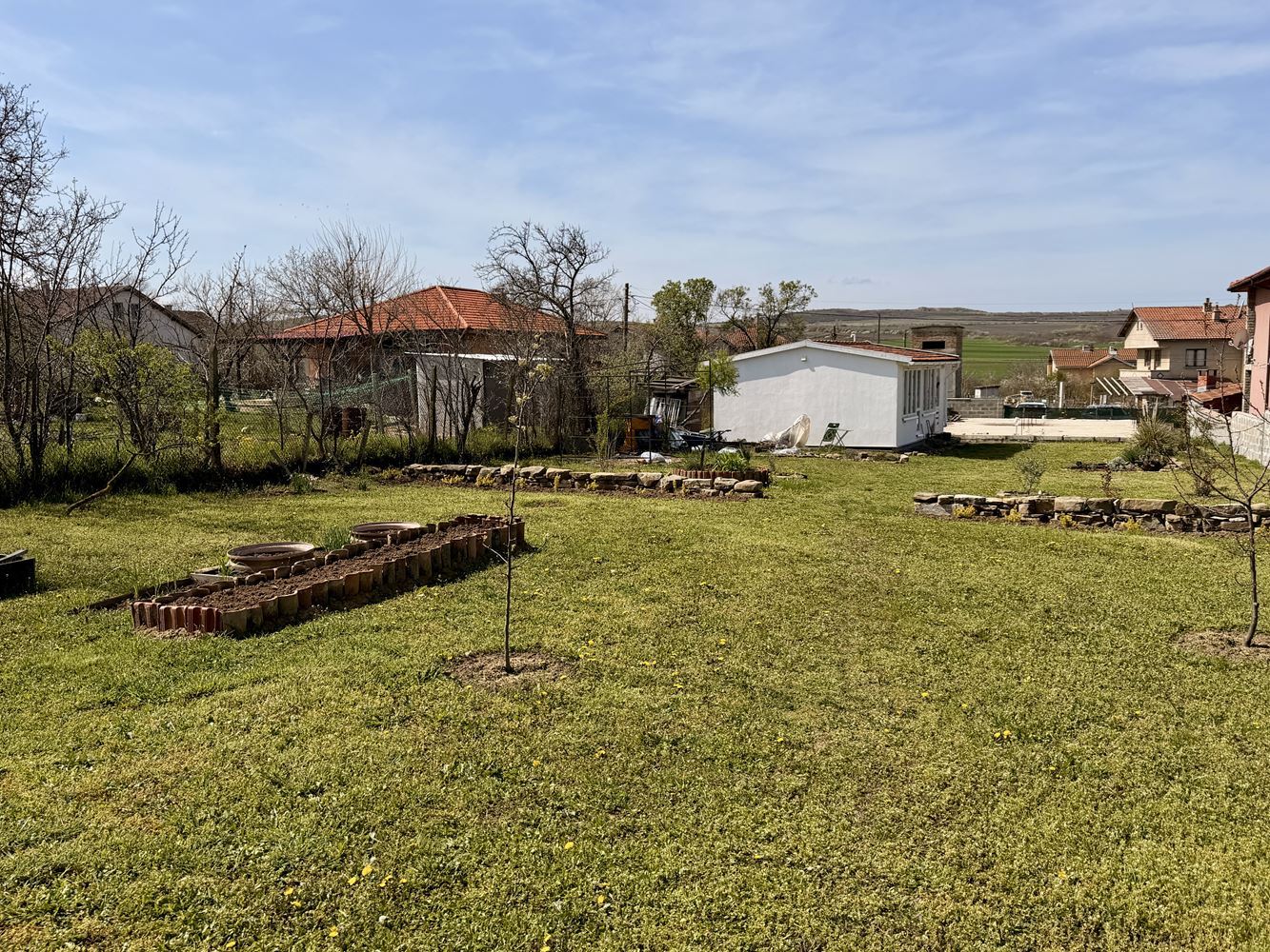 Grundstück mit Haus und fertigem Erweiterungsprojekt im Dorf Poroy – Natur, Ruhe und Investitionspotenzial nur wenige Minuten vom Meer entfernt