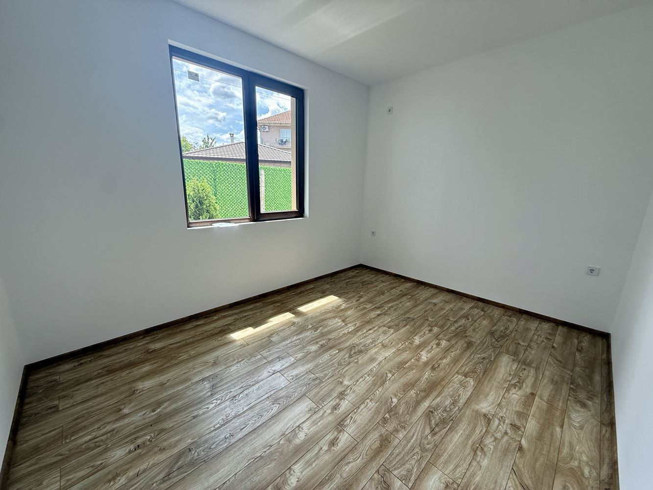 Neues eingeschossiges Haus mit drei Schlafzimmern und eigenem Garten – Komfort, Ruhe und Qualität nahe Sonnenstrand