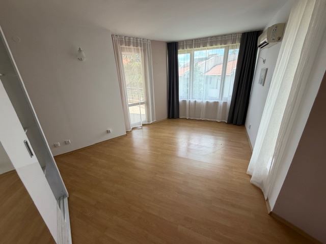 Zweigeschossiges Haus mit Garten in einer geschlossenen Anlage nahe Sonnenstrand – Ruhe, Grün und Komfort
