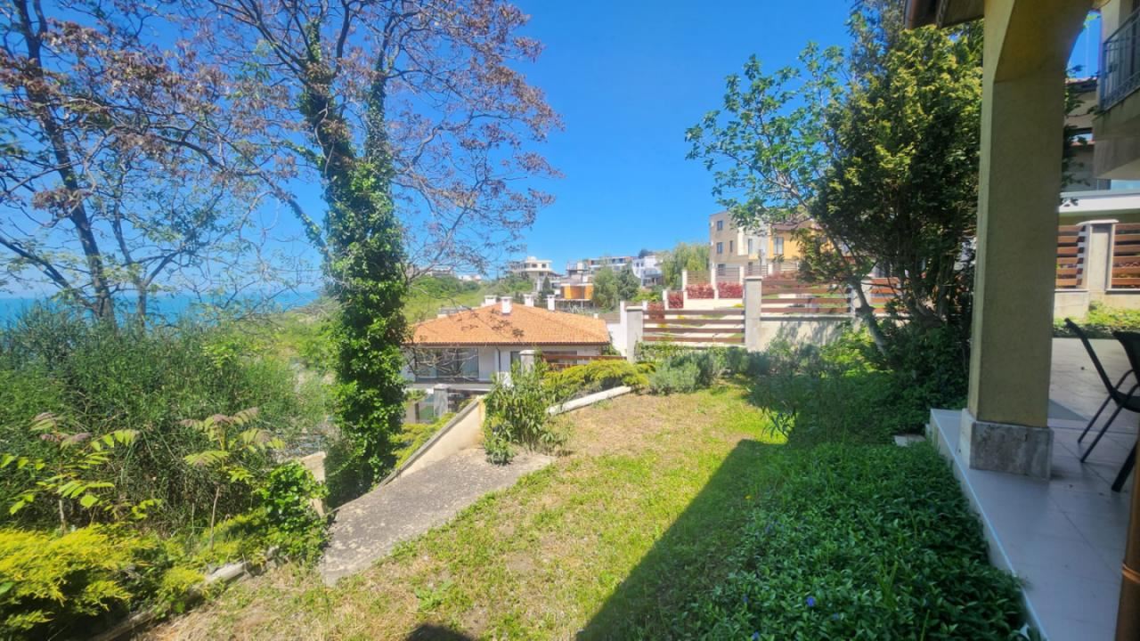 Wunderschönes dreistöckiges Haus in erster Meereslinie in Sosopol mit Panoramablick auf die Paradiesbucht